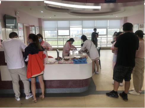 良辰吉日喜牽手，貼心服務保健康——安寧市婦計中心為184對新人提供免費婚檢與健康咨詢服務